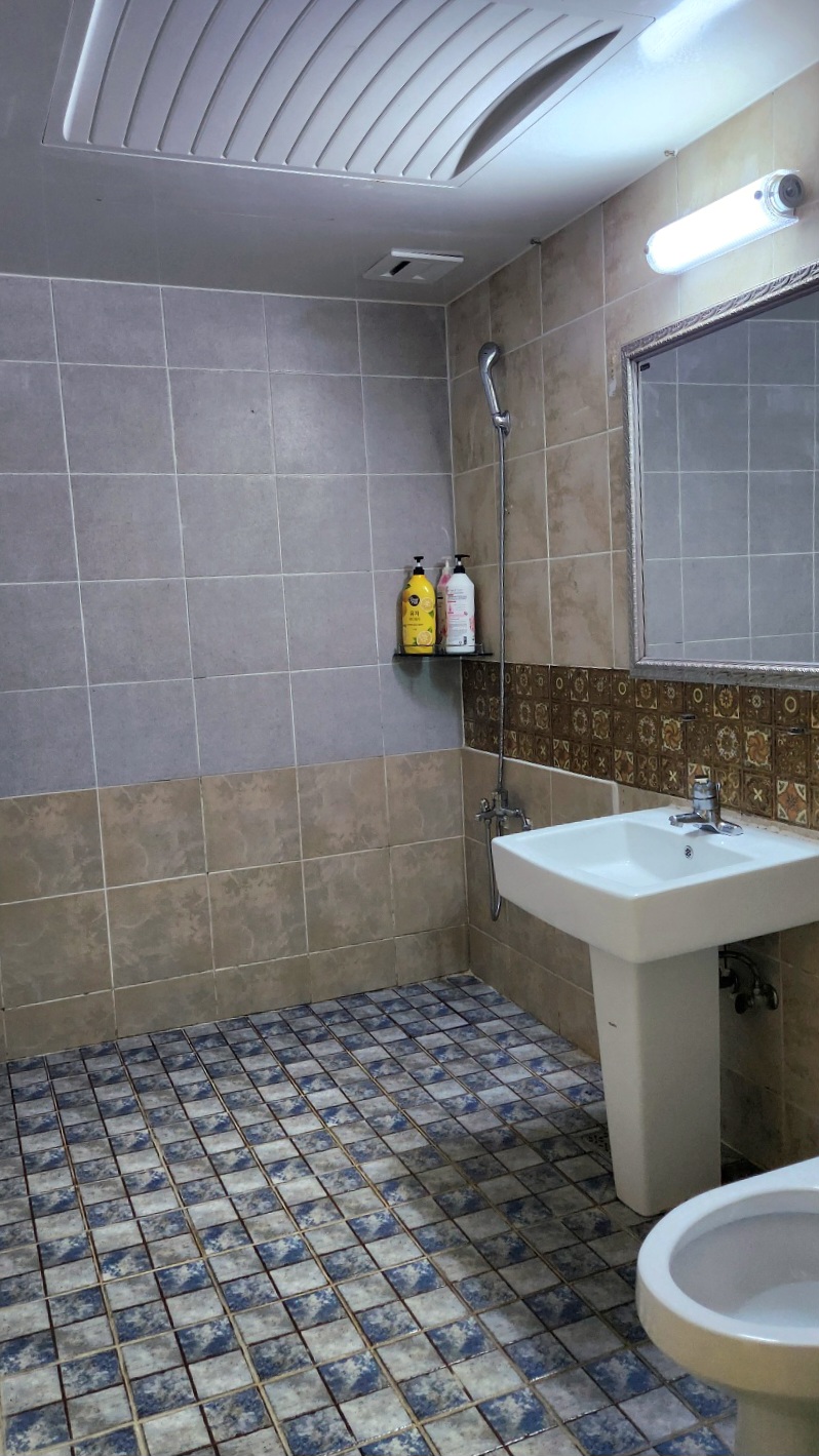 <strong>화장실</strong><br/>바디워시, 샴푸, 린스, 일회용비누, 치약, 수건