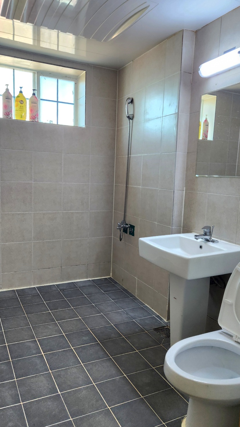 <strong>화장실</strong><br/>바디워시, 샴푸, 린스, 일회용비누, 치약, 수건