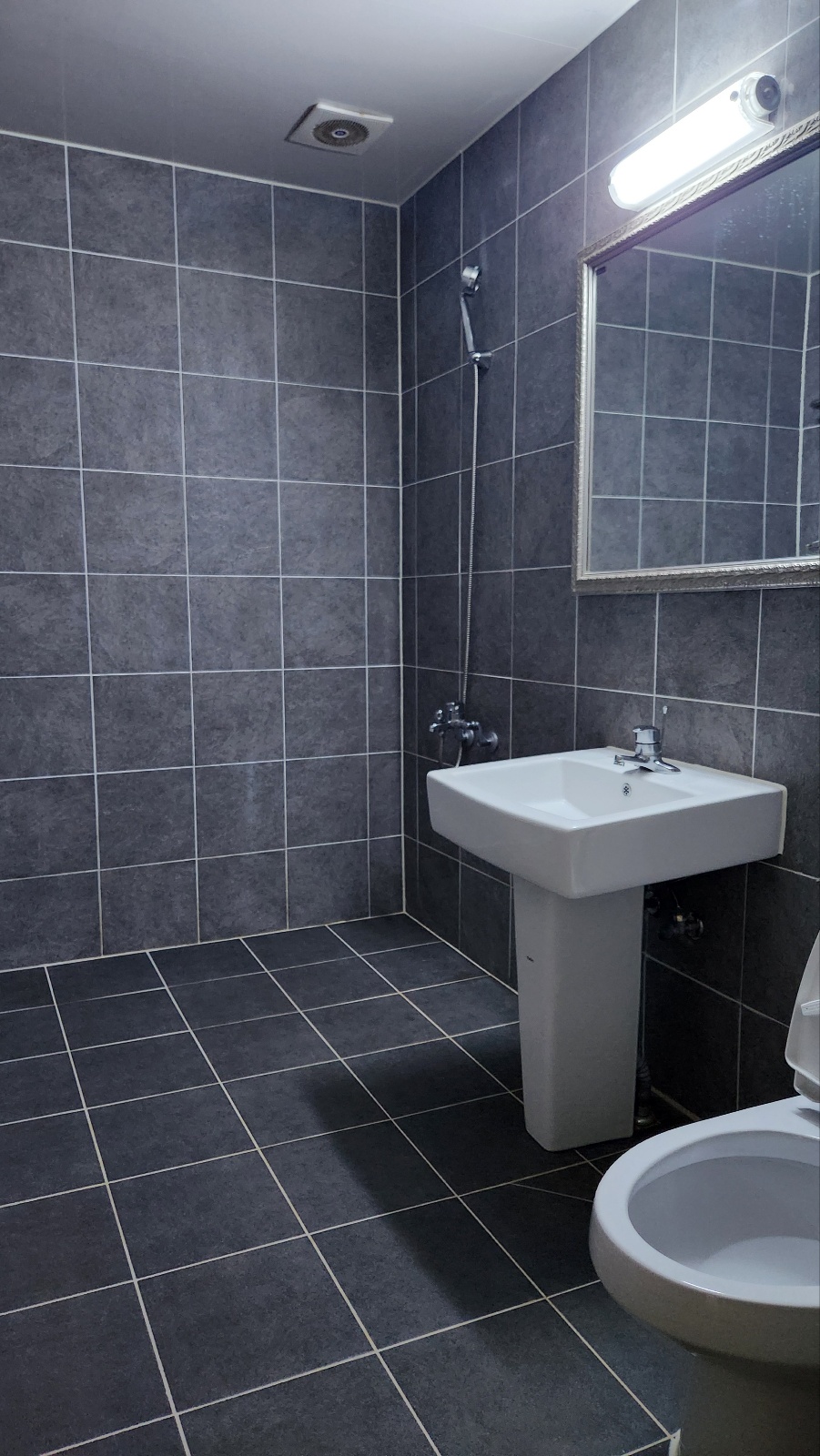 <strong>화장실</strong><br/>바디워시, 샴푸, 린스, 일회용비누, 치약, 수건