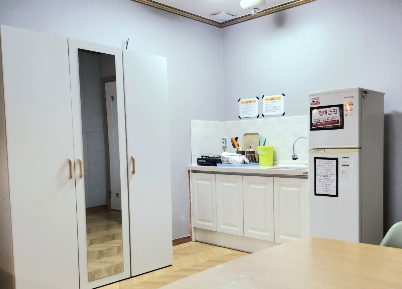 <strong>부엌</strong><br/>냉장고, 냄비, 후라이팬, 밥솥, 전기렌지 등 조리도구